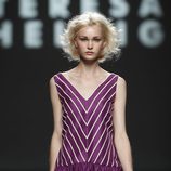 Diseño con rayas y escote pico de Teresa Helbig, colección primavera de 2012