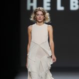 Vestido blanco con volantes de Teresa Helbig, colección primavera de 2012