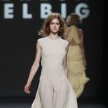 Vestido blanco con falda plisada de Teresa Helbig, colección primavera de 2012