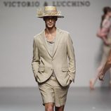 Traje de pantalón corto beig de Victorio & Lucchino en Cibeles