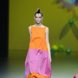 Vestido bicolor naranja y fucsia de Ágatha Ruiz de la Prada en Cibeles