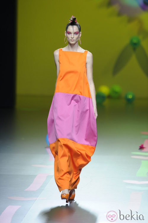 Vestido bicolor naranja y fucsia de Ágatha Ruiz de la Prada en Cibeles