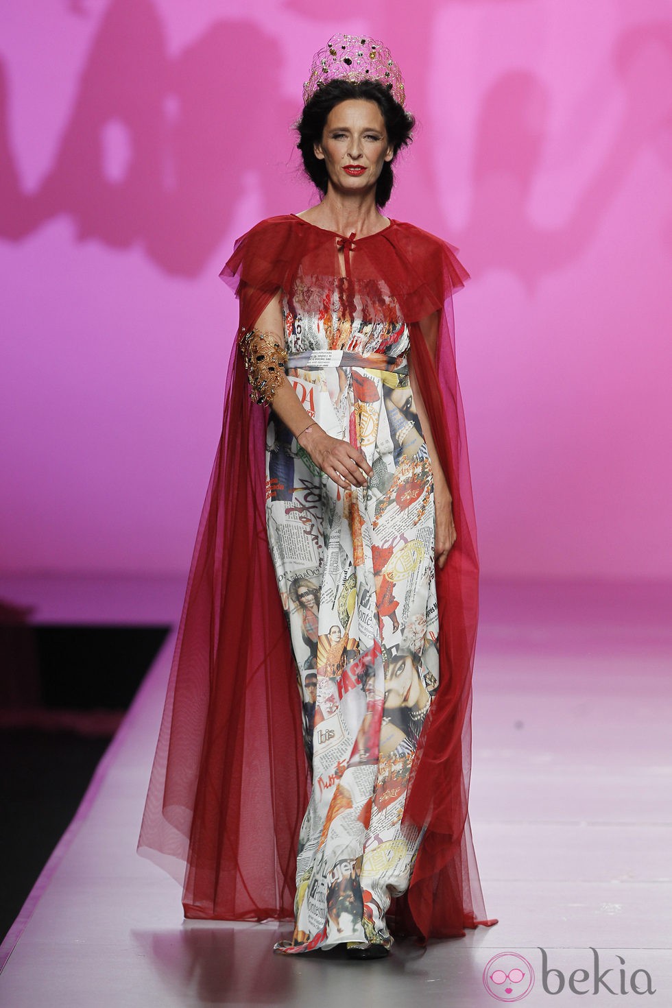 Vestido estampado con capa roja de Montesinos, colección primavera 2012