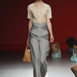 Camisa y pantalones de cintura alta de Devota y Lomba, colección primavera 2012