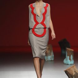 Vestido gris con detalles en rojo de Devota y Lomba, colección primavera 2012
