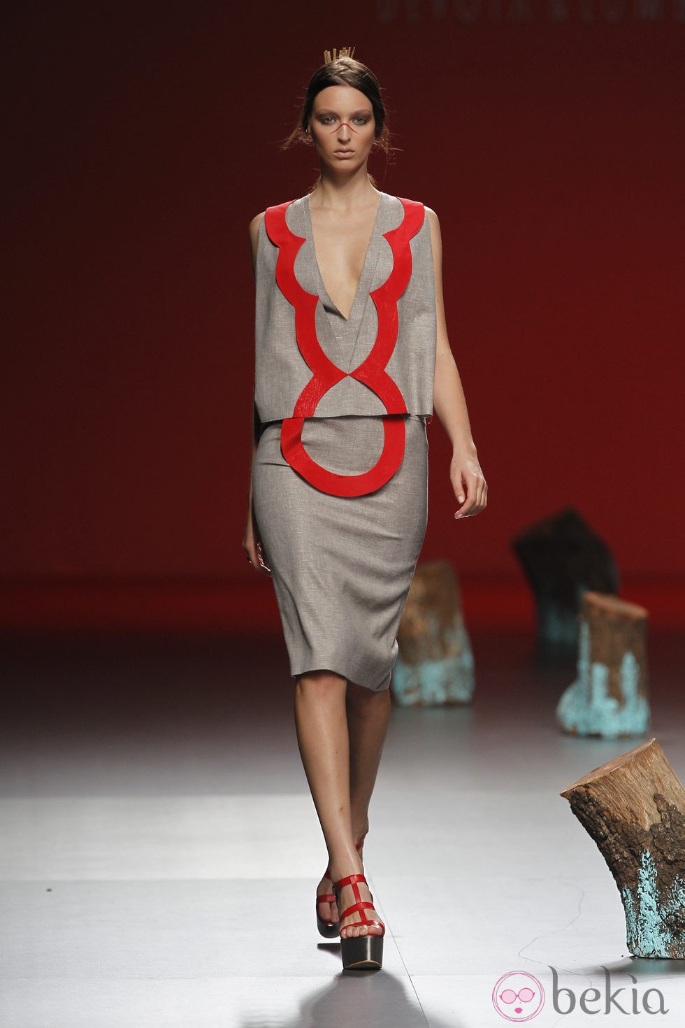 Vestido gris con detalles en rojo de Devota y Lomba, colección primavera 2012