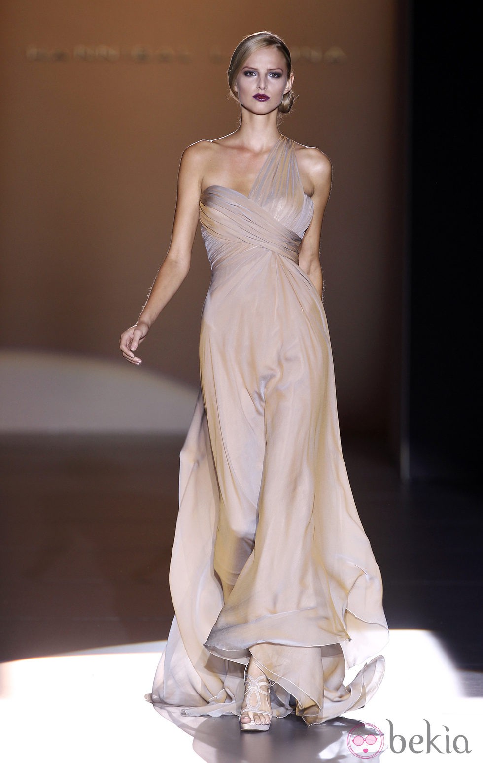 Vestido de escote asimétrico de Hannibal Laguna en Cibeles, colección primavera de 2012