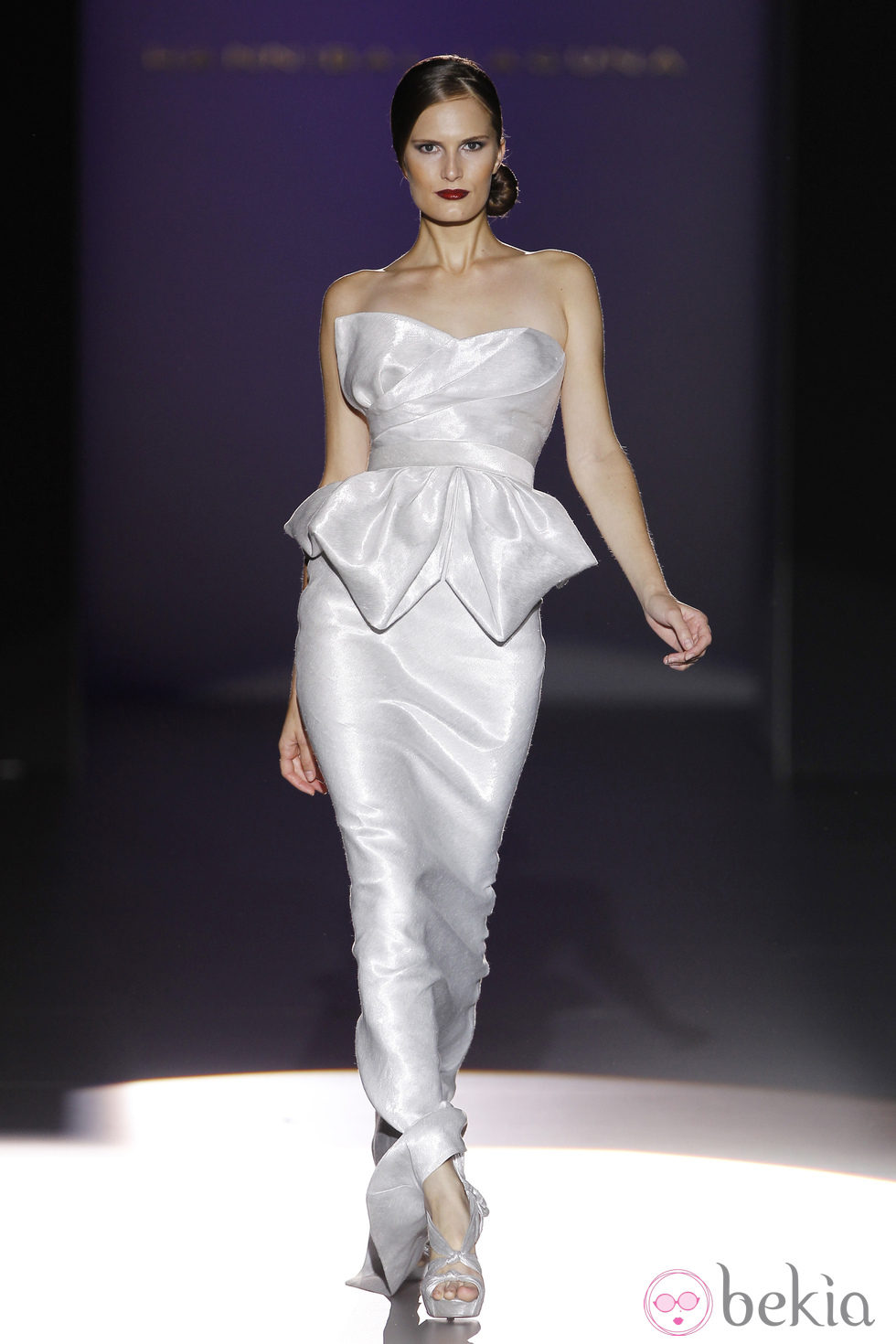 Vestido blanco con escote palabra de honor de Hannibal Laguna en Cibeles, colección primavera de 2012