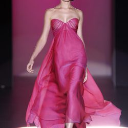 Vestido rosa con escote corazón de Hannibal Laguna en Cibeles, colección primavera de 2012