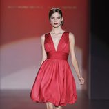 Vestido rojo con falda abullonada de Hannibal Laguna en Cibeles, colección primavera de 2012