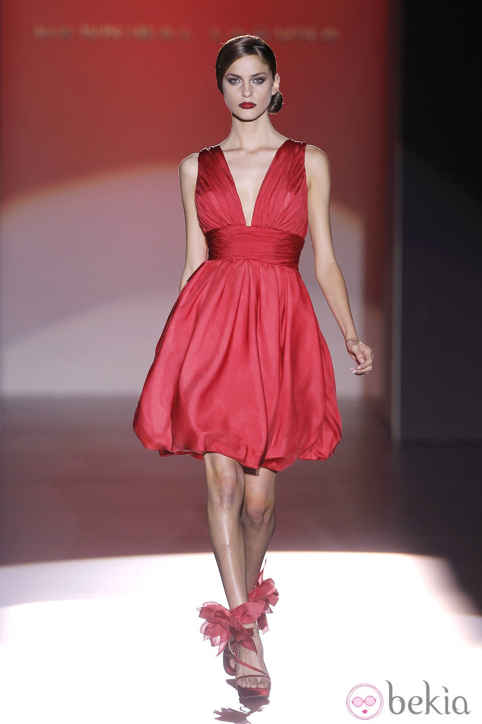 Vestido rojo con falda abullonada de Hannibal Laguna en Cibeles, colección primavera de 2012