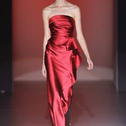 Vestido de raso rojo de Hannibal Laguna en Cibeles, colección primavera de 2012