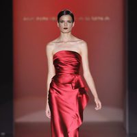 Vestido de raso rojo de Hannibal Laguna en Cibeles, colección primavera de 2012