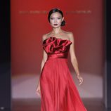 Vestido rojo con escote de raso de Hannibal Laguna en Cibeles, colección primavera de 2012