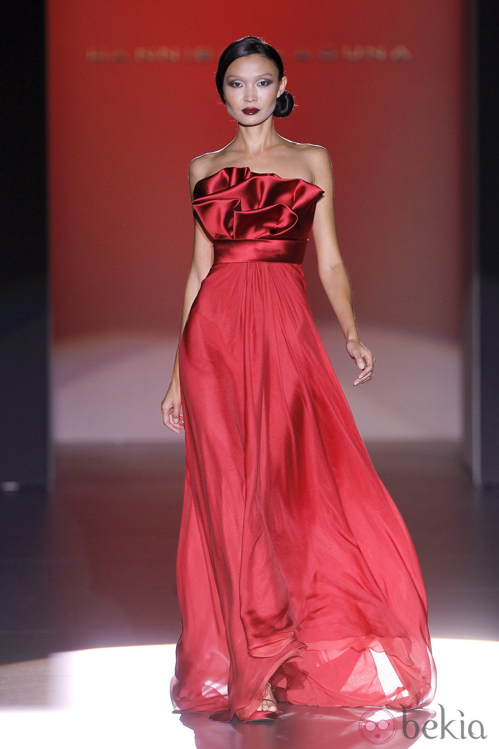 Vestido rojo con escote de raso de Hannibal Laguna en Cibeles, colección primavera de 2012