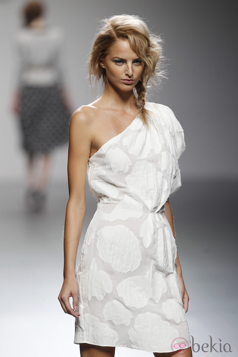 Vestido blanco de escote asimétrico de Kina Fernández en Cibeles, colección primavera de 2012