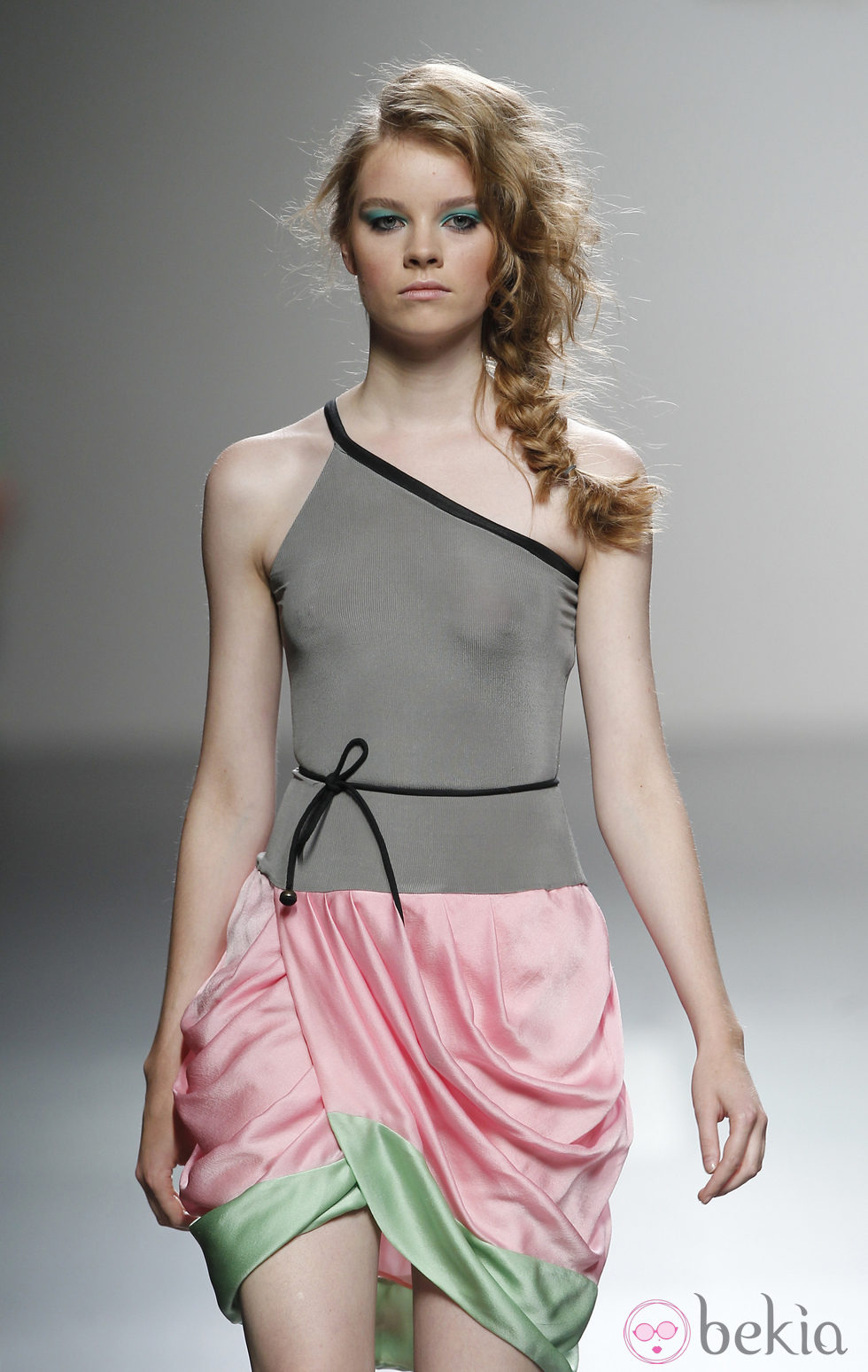 Vestido con falda cruzada de Kina Fernández en Cibeles, colección primavera de 2012