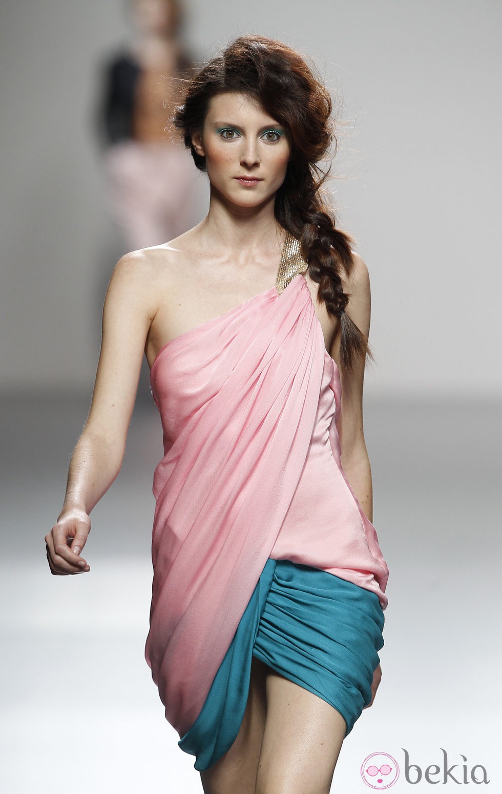 Vestido de estilo toga de Kina Fernández en Cibeles, colección primavera de 2012