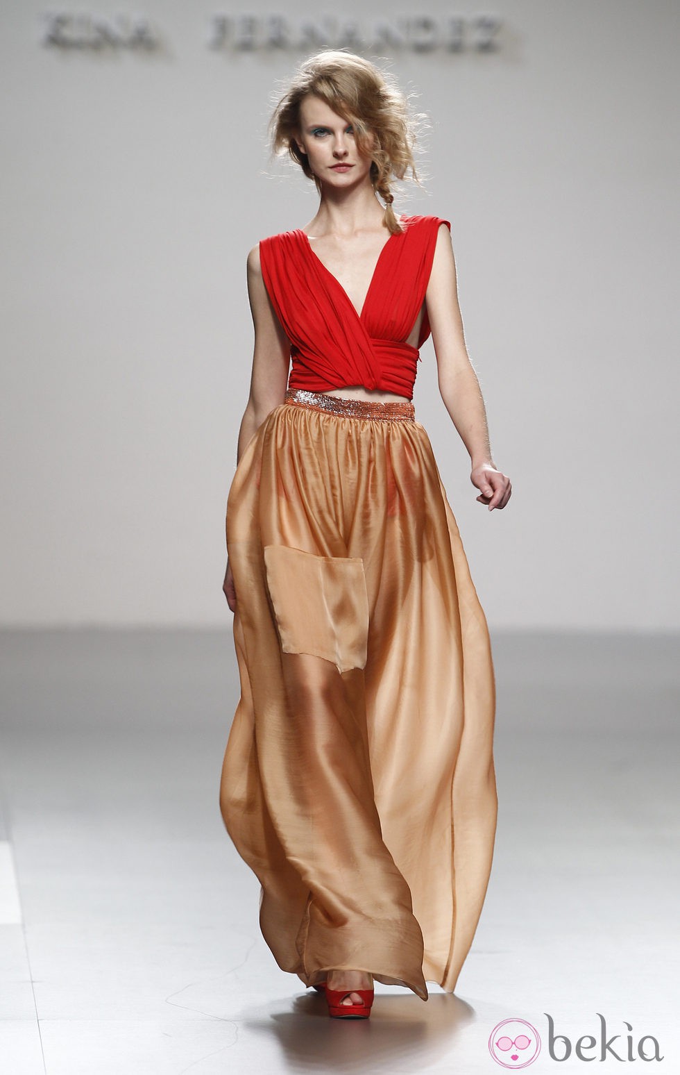 Maxi falda en tono bronce de Kina Fernández en Cibeles, colección primavera de 2012