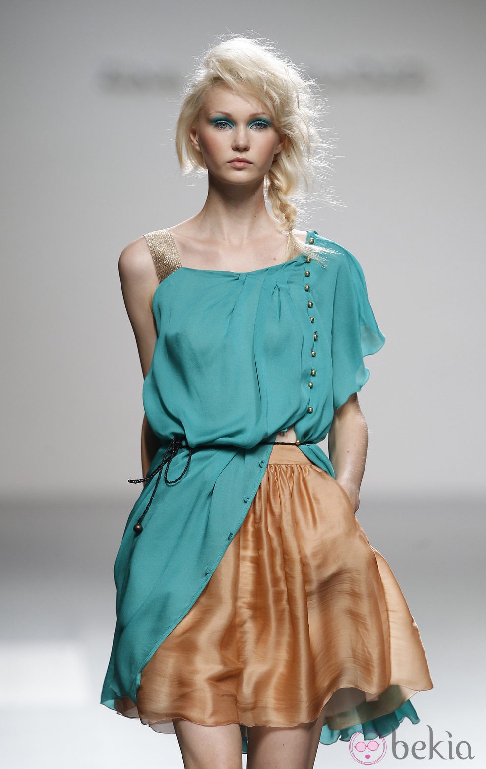 Falda corta de tono bronce de Kina Fernández en Cibeles, colección primavera de 2012