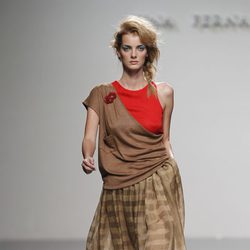 Maxi falda marrón de rayas de Kina Fernández en Cibeles, colección primavera de 2012