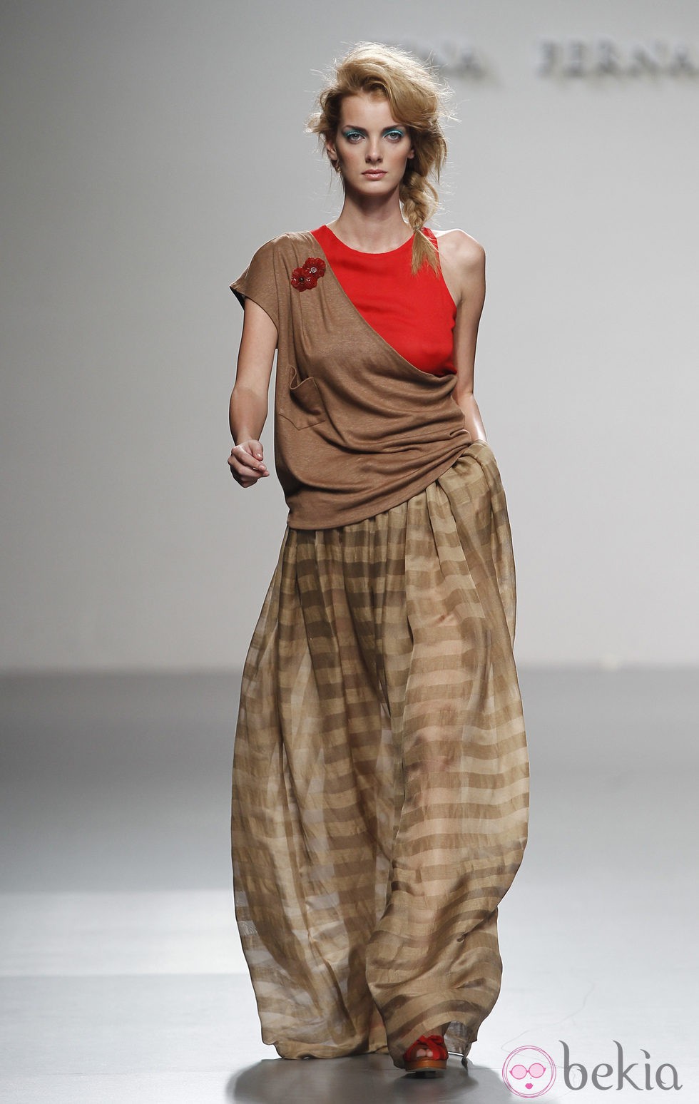 Maxi falda marrón de rayas de Kina Fernández en Cibeles, colección primavera de 2012