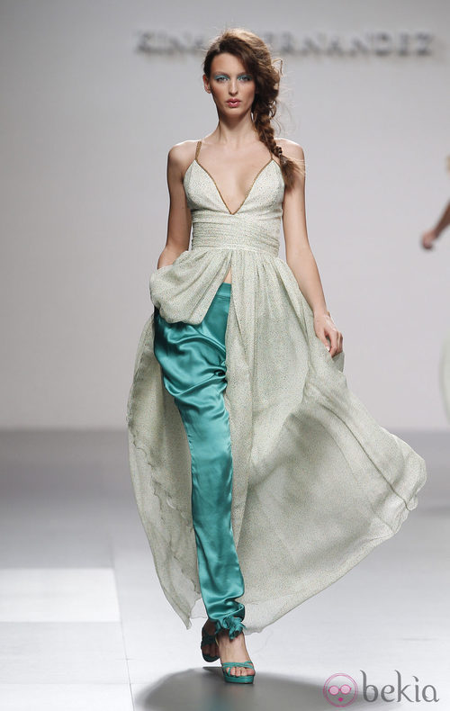 Vestido largo con abertura delantera de Kina Fernández en Cibeles, colección primavera de 2012
