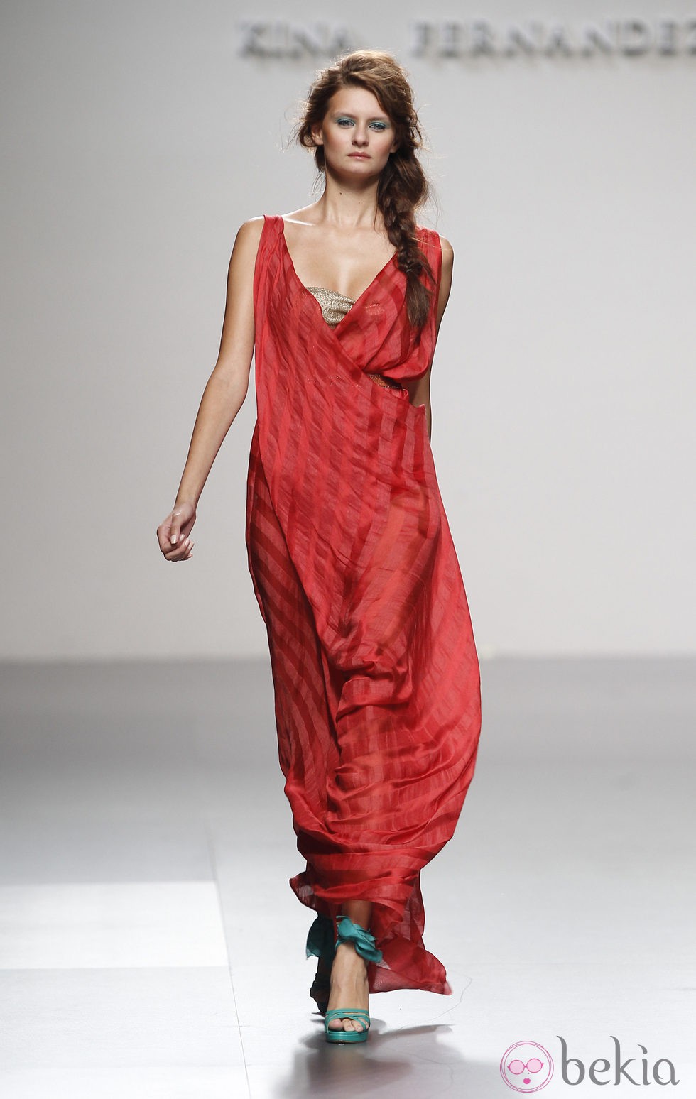 Vestido toga rojo de Kina Fernández en Cibeles, colección primavera de 2012
