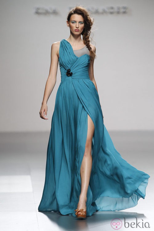 Vestido turquesa de estilo asimétrico de Kina Fernández en Cibeles, colección primavera de 2012
