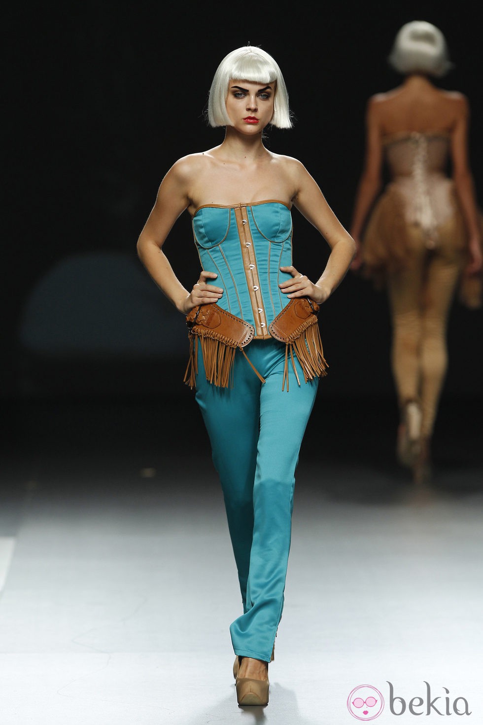 Corsé turquesa con cuero de Maya Hansen en Cibeles, colección de primavera de 2012