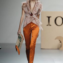 Camisa de volantes y pantalón naranja de de Ion Fiz en Cibeles, colección primavera 2012