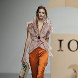 Camisa de volantes y pantalón naranja de de Ion Fiz en Cibeles, colección primavera 2012