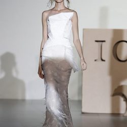 Vestido de novia con incrustaciones de plumas de Ion Fiz en Cibeles, colección primavera 2012