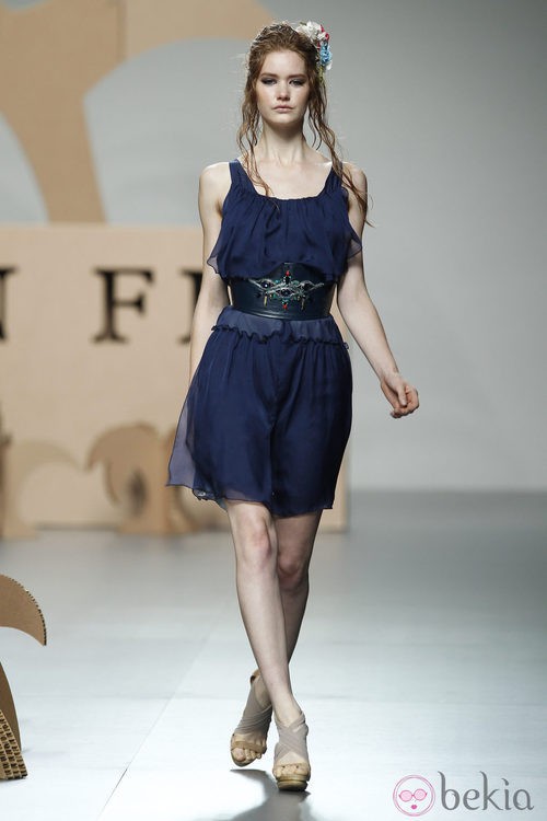 Vestido en azul y maxicinturón de Ion Fiz en Cibeles, colección primavera 2012