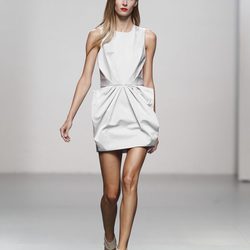 Vestido blanco drapeado de Amaya Arzuaga en Cibeles, colección primavera de 2012