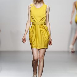 Vestido amarillo drapeado de Amaya Arzuaga en Cibeles, colección primavera de 2012