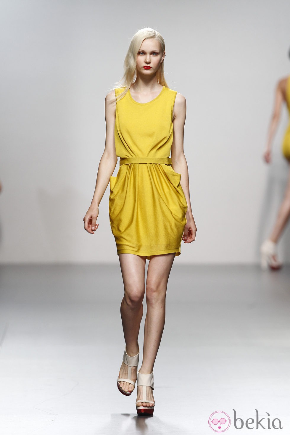Vestido amarillo drapeado de Amaya Arzuaga en Cibeles, colección primavera de - Foto en Bekia Moda