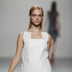 Vestido blanco de Lemoniez en Cibeles, colección primavera de 2012
