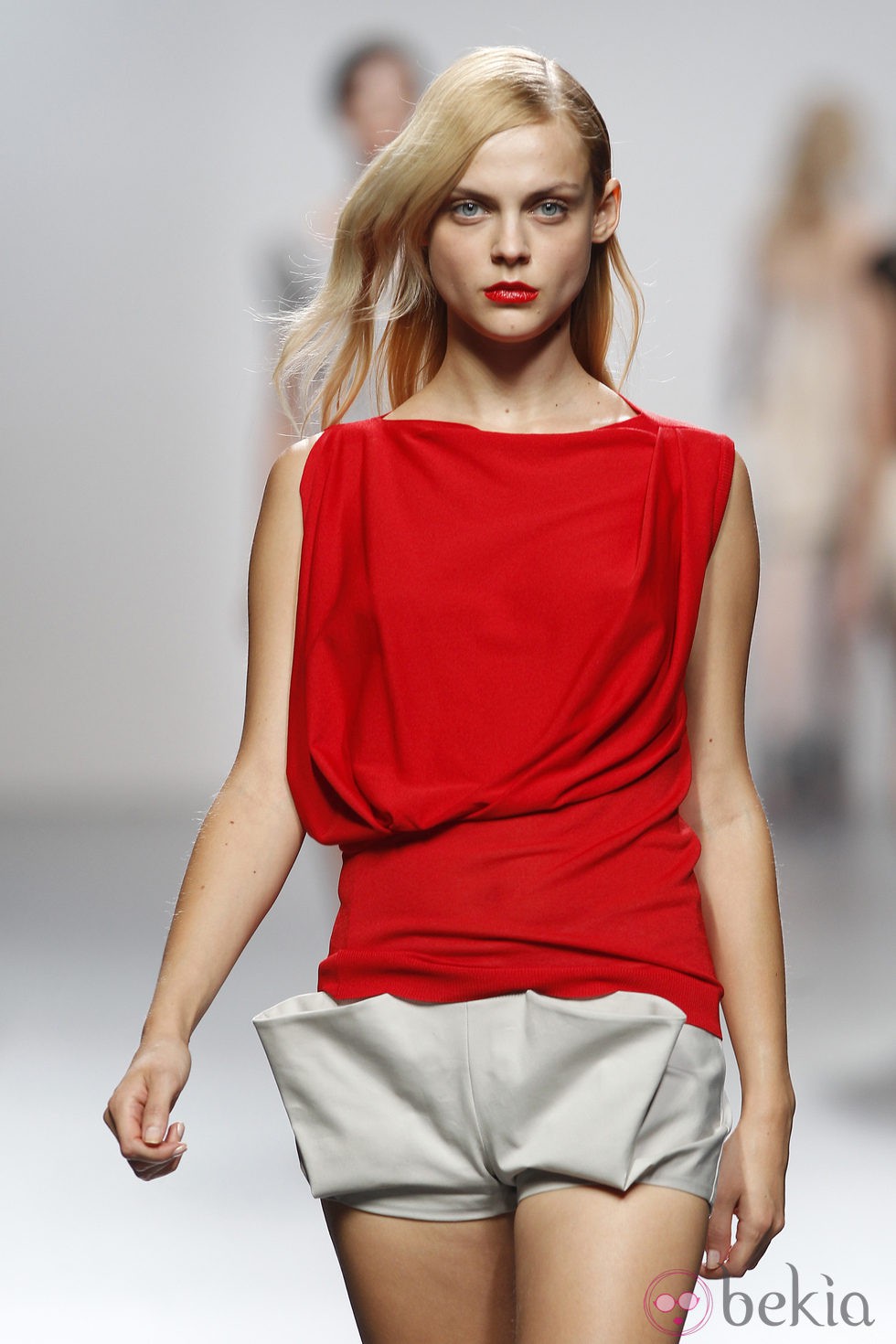 Top rojo y short blanco de Amaya Arzuaga en Cibeles, colección primavera de 2012