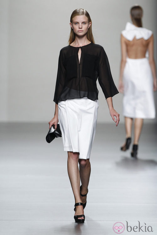 Camisa negra y falda blanca de Lemoniez, colección primavera 2012
