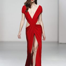 Escotadísimo vestido rojo drapeado de Amaya Arzuaga en Cibeles, colección primavera de 2012