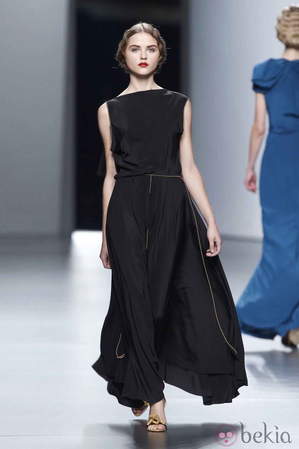 Vestido negro con detalles dorados de Juanjo Oliva en Cibeles, colección primavera de 2012