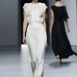 Vestido blanco de Juanjo Oliva en Cibeles, colección primavera de 2012