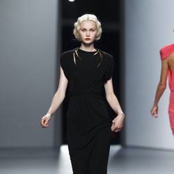 Vestido negro de Juanjo Oliva en Cibeles, colección primavera de 2012