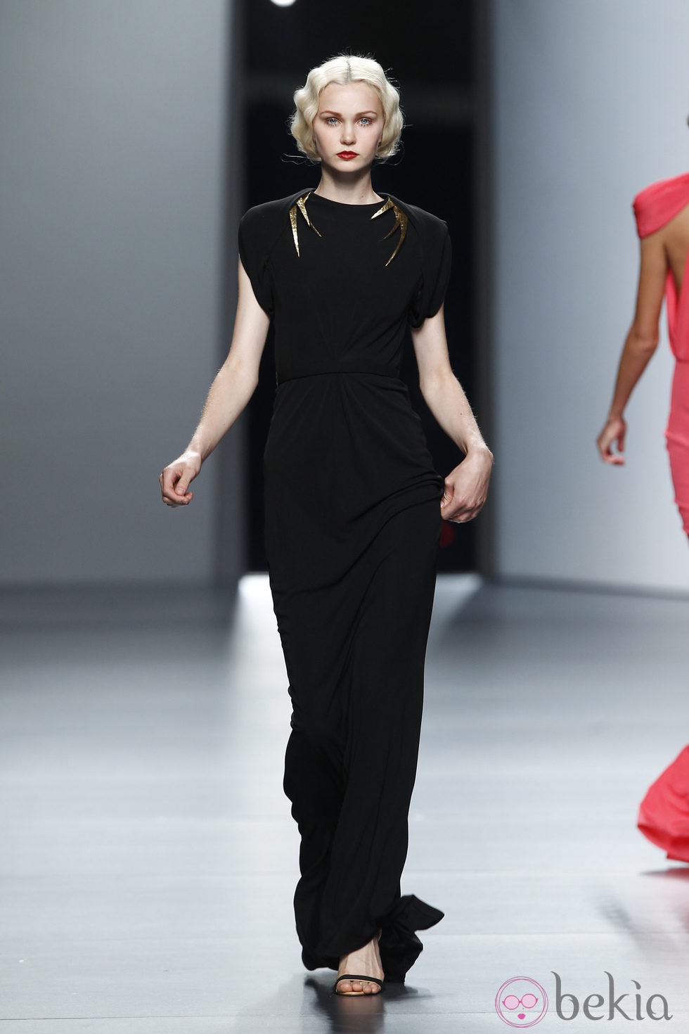 Vestido negro de Juanjo Oliva en Cibeles, colección primavera de 2012