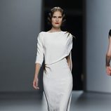 Vestido blanco con detalles dorados de Juanjo Oliva en Cibeles, colección primavera de 2012