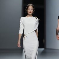 Vestido blanco con detalles dorados de Juanjo Oliva en Cibeles, colección primavera de 2012