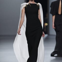 Vestido negro con capa blanca de Juanjo Oliva en Cibeles, colección primavera de 2012
