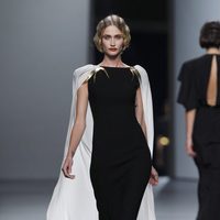 Vestido negro con capa blanca de Juanjo Oliva en Cibeles, colección primavera de 2012