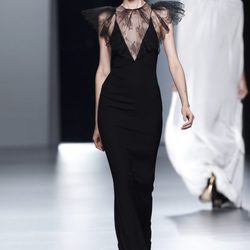 Vestido negro con encaje de Juanjo Oliva en Cibeles, colección primavera de 2012